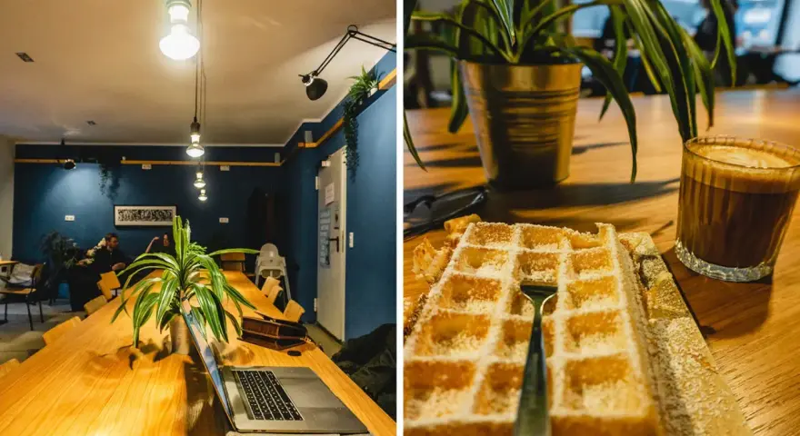 Gemütliches Cafe mit langen Holztisch, Laptop und Waffel mit Kaffee. Perfekt zum cafe lernen und entspannen.
