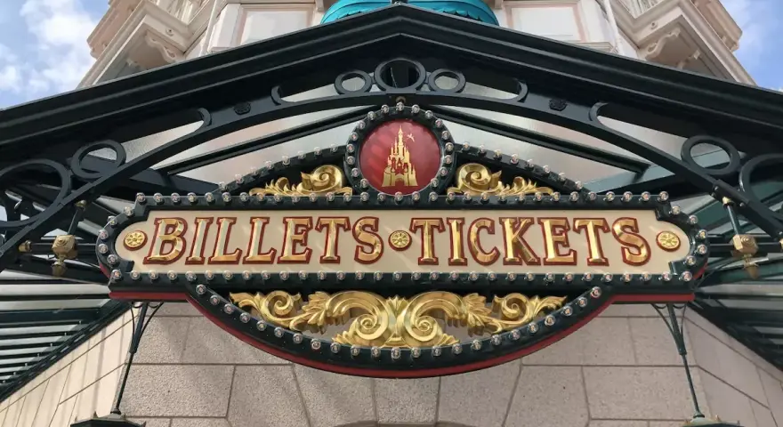 Hier können Sie Disneyland Paris Tickets vor Ort kaufen. Das Schild "Billets-Tickets" mit dem Schloss-Symbol weist den Weg.