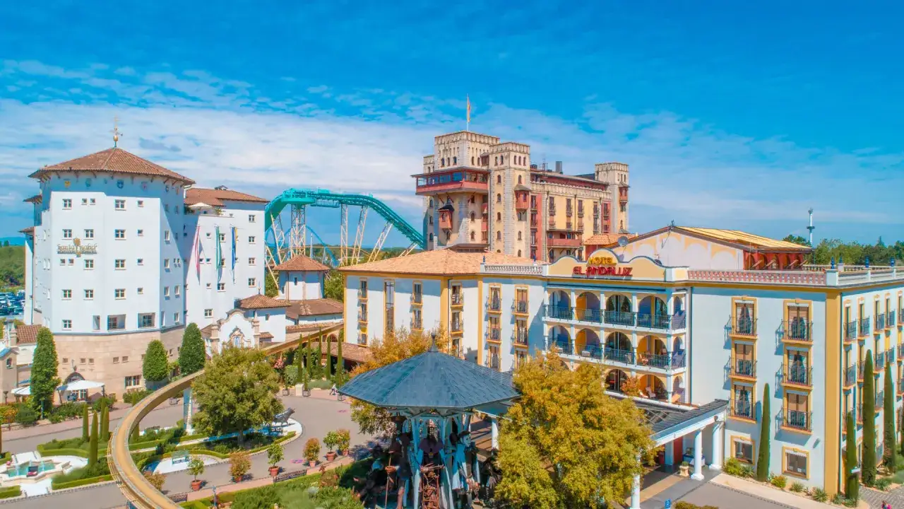 Das Themenhotel Europa-Park mit seinen bunten Fassaden und spanischem Flair, im Hintergrund eine Achterbahn.