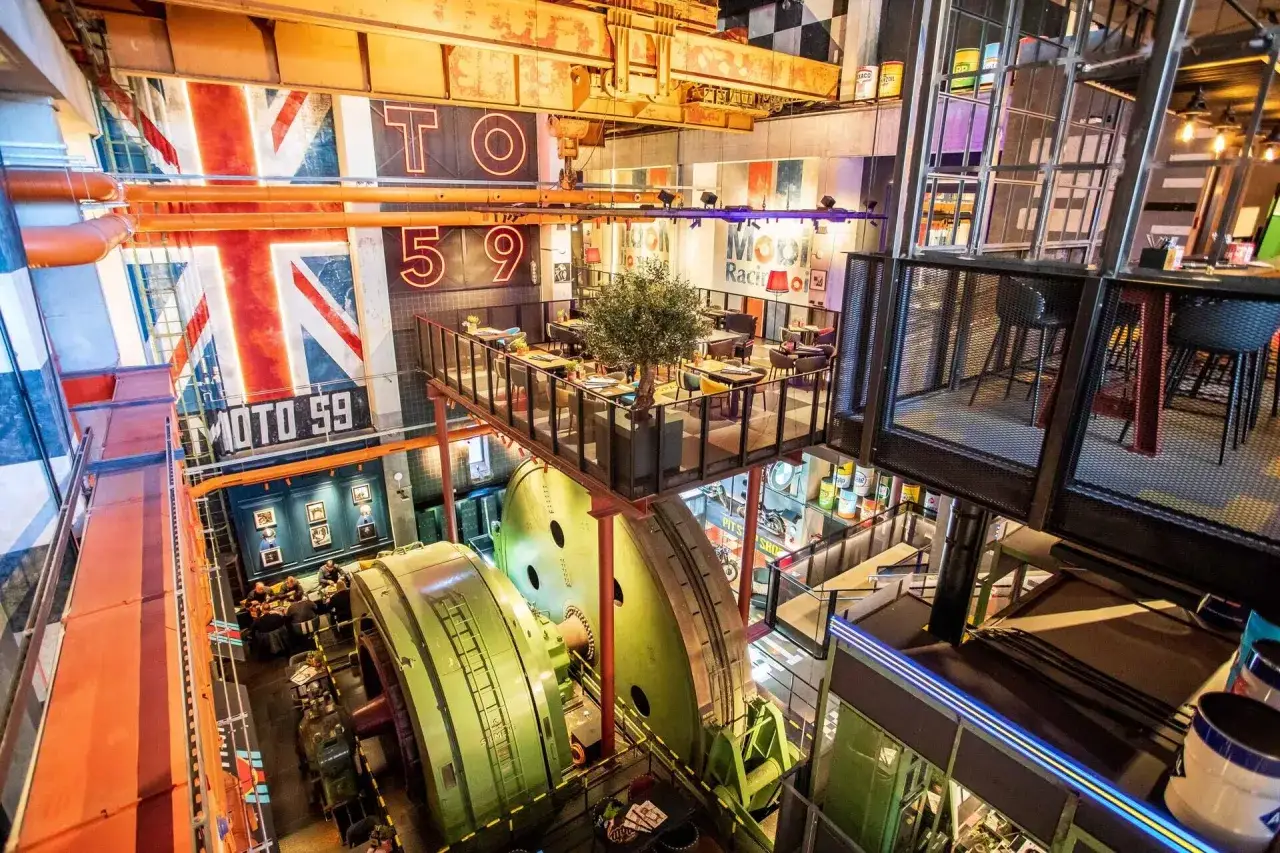 Im Zeche Ewald Cafe trifft Industriedesign auf Gemütlichkeit. Große Maschinen und eine Union-Jack-Wand schaffen einzigartiges Ambiente.