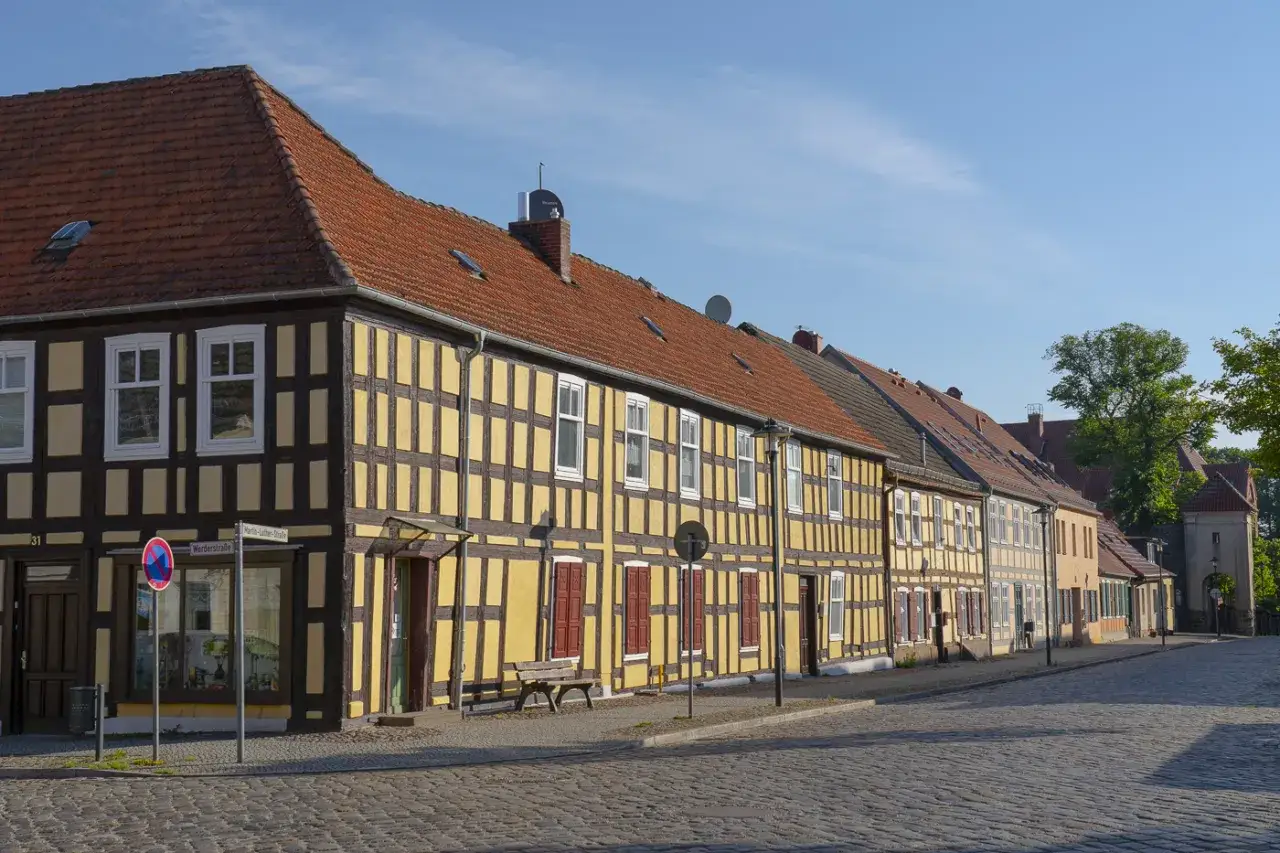 Fachwerkh&auml;user s&auml;umen die Kopfsteinpflasterstra&szlig;e in der Templin Altstadt.
