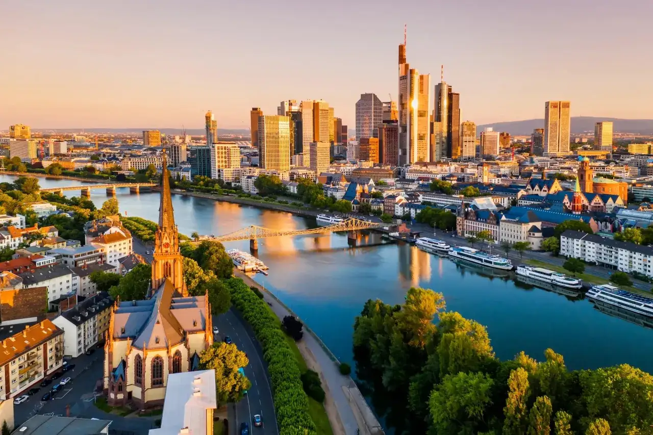 Frankfurt am Main bei Sonnenuntergang: Hochh&auml;user, Mainufer mit Schiffen, Br&uuml;cken und eine Kirche. Hier kann man viel entdecken!