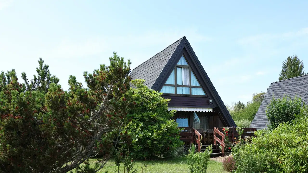 Ferienh&auml;user im neuen Center Parcs Schwarzwald, umgeben von gr&uuml;nen B&auml;umen und Str&auml;uchern.