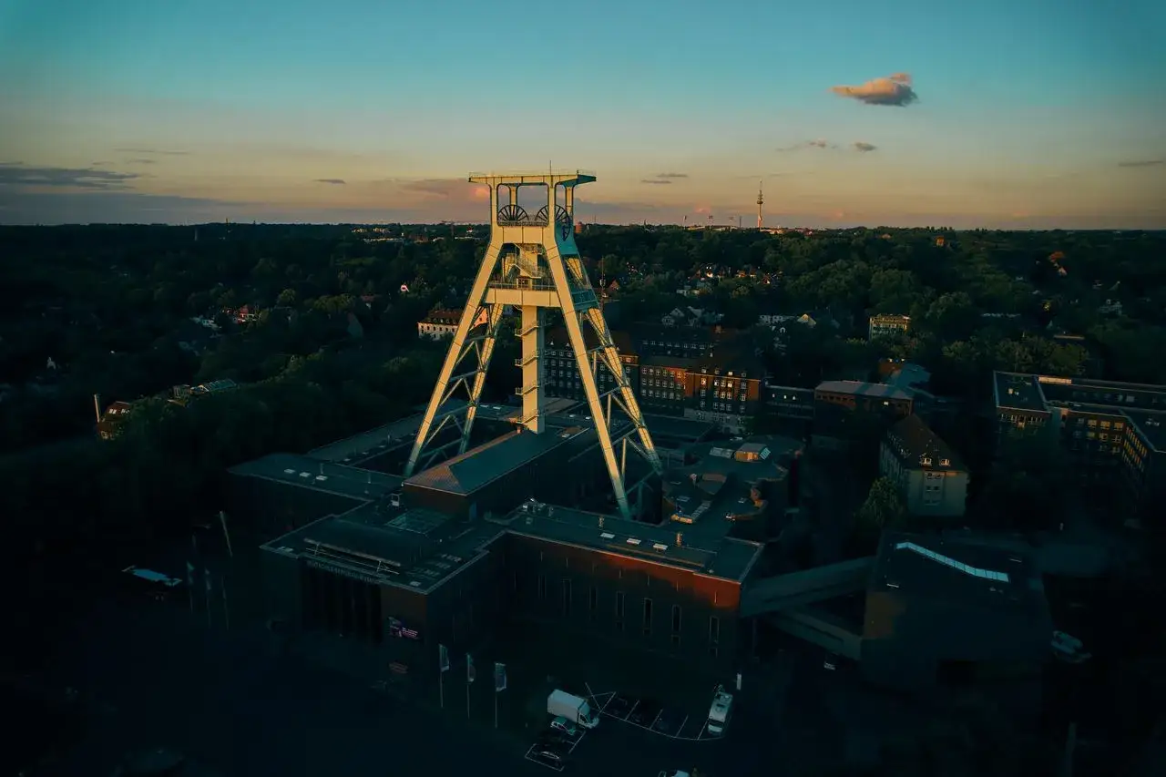 Das Deutsche Bergbau-Museum Bochum bei Sonnenuntergang. Tolle Bochum Tipps für Geschichtsinteressierte!
