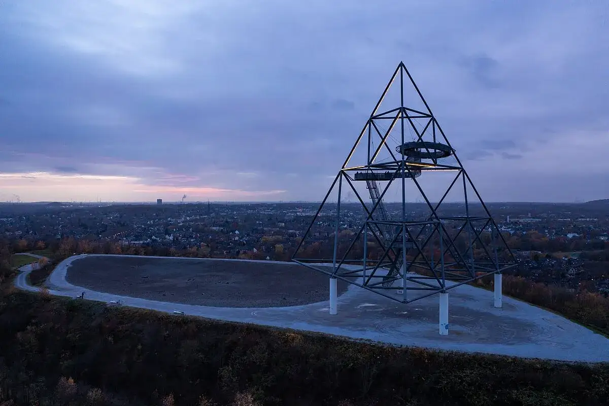 Der Tetraeder Bottrop mit seinen Treppen ragt in den Abendhimmel. Eine beeindruckende Stahlkonstruktion, die zum Erklimmen einlädt.