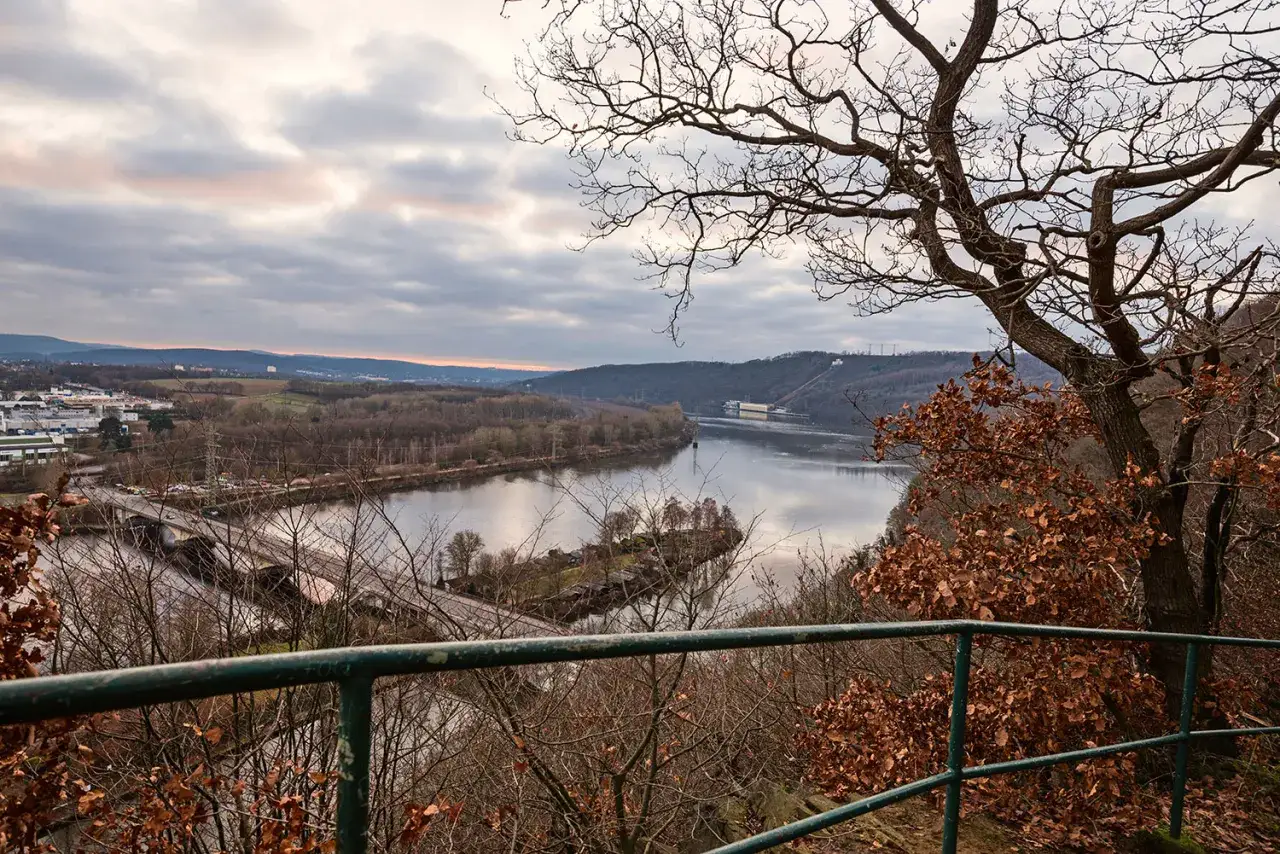 Blick von der Dortmund Syburg auf den Fluss mit Brücke und Industriegebiet im Hintergrund.