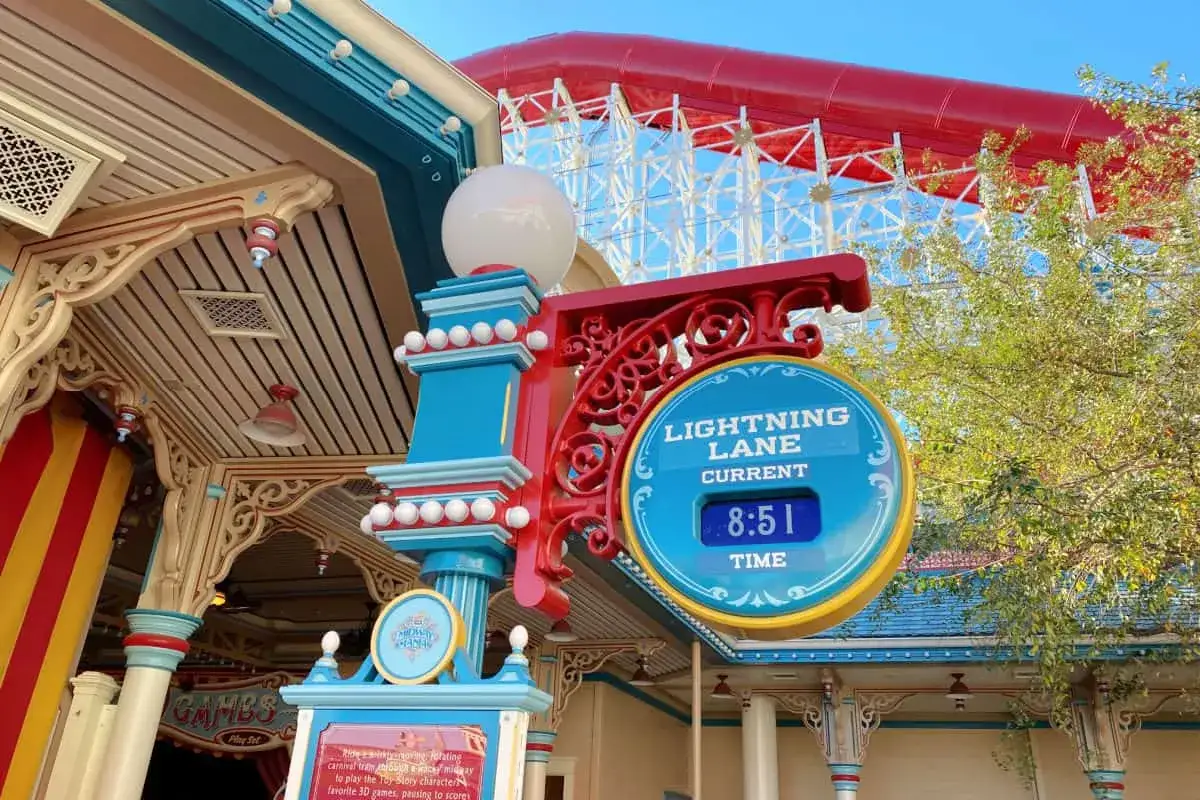 Disneyland Lightning Lane Anzeige zeigt 8:51 Uhr. Ein Zeichen für den schnellen Zugang zu Attraktionen, wie früher beim Disneyland Fastpass.