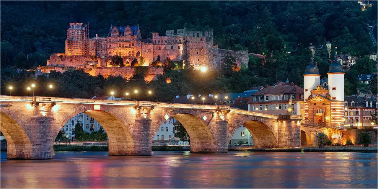 Heidelberg Castle thront über der beleuchteten Alten Brücke. Ein Muss für jeden, der wissen will, was zu tun ist in Heidelberg.
