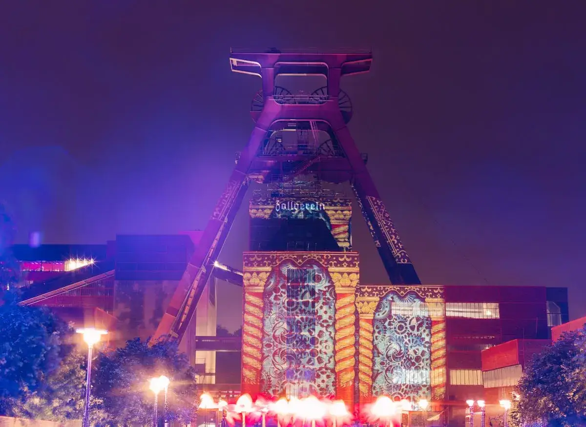 Industrielles Erbe leuchtet: Zeche Zollverein in Essen, illuminiert mit Projektionen. Ein Fest für die Sinne, fast wie ein extraschicht essen.