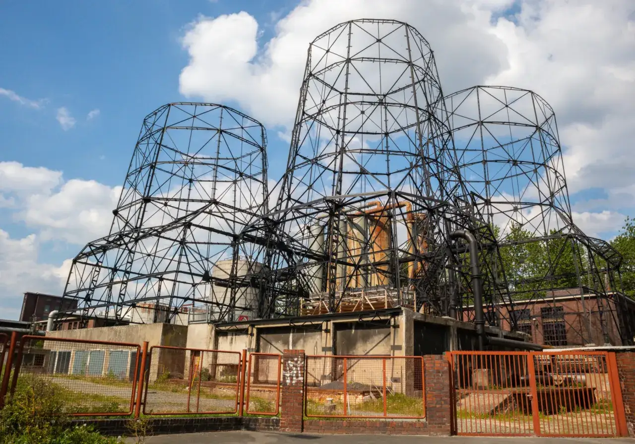 Drei riesige, gusseiserne Ger&uuml;ste ragen in den blauen Himmel. Die Kokerei Hansa, ein Lost Place, zeigt ihre beeindruckende, rostige Struktur.
