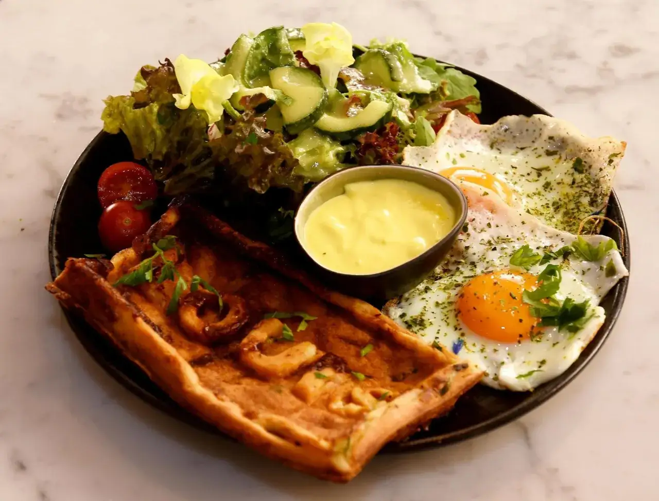 Herzhaftes St. Louis Frühstück: Waffel mit Garnelen, Spiegeleier, Salat und Dip.