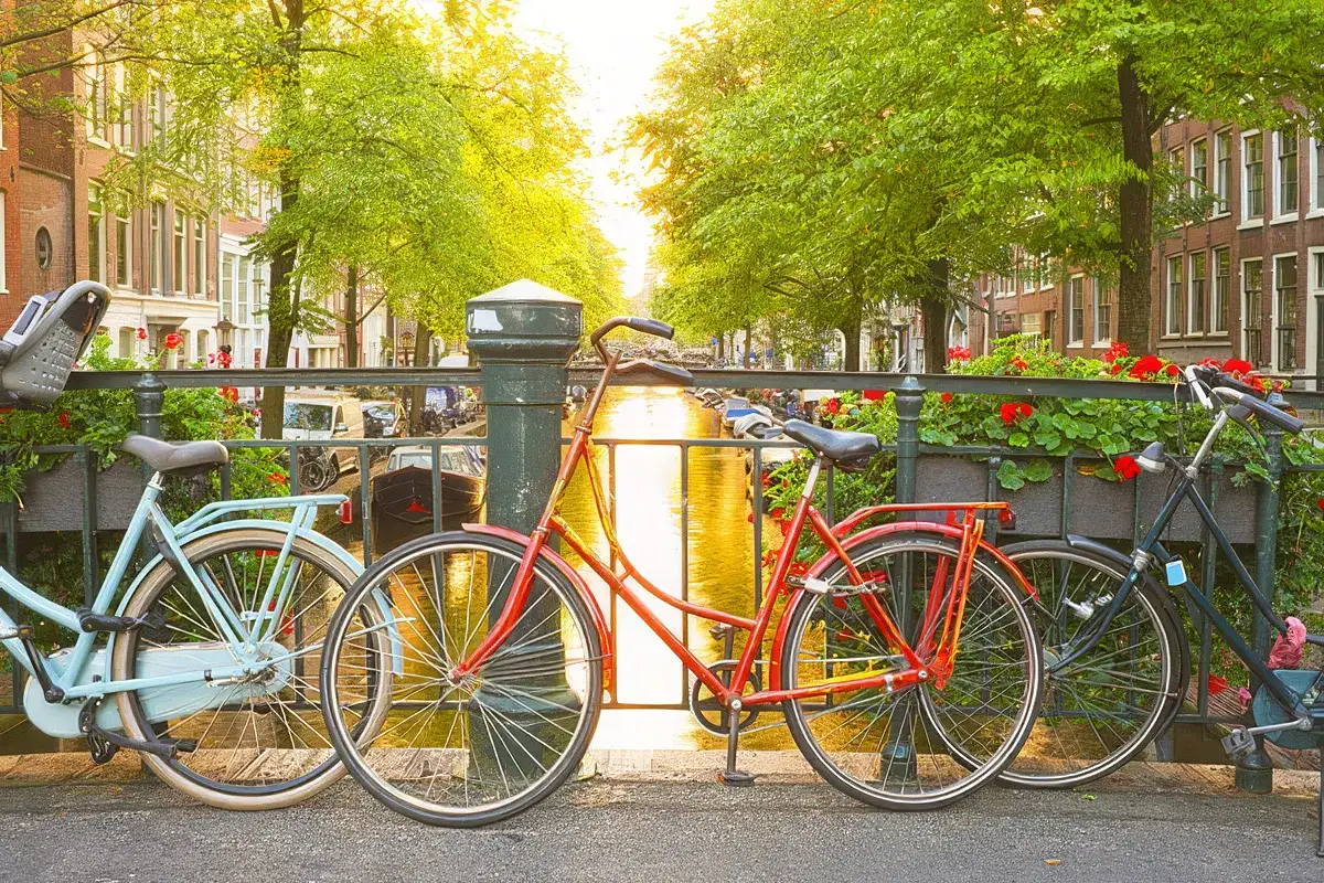 Fahrräder am Kanal in Amsterdam, ein perfekter Start, um zu erkunden, was man in Amsterdam machen kann.