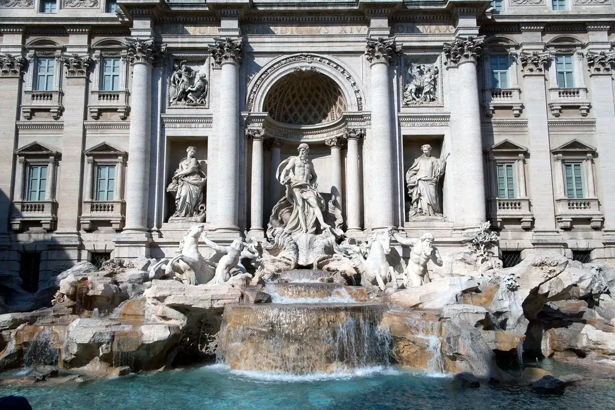 Fontana di Trevi, ein Muss in Rom. Majest&auml;tische Skulpturen und rauschendes Wasser vor barocker Architektur.