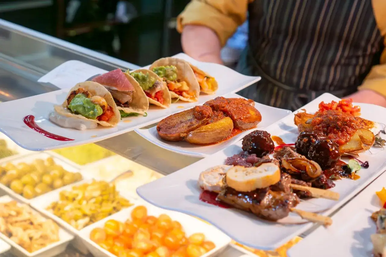 Köstliches Essen im Phantasialand: Tacos, Kartoffelspalten und Fleischspieße werden serviert.