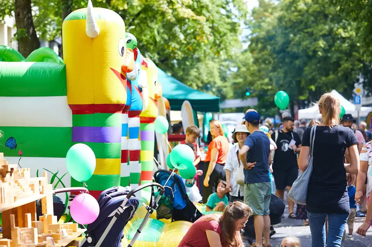 Bunte H&uuml;pfburgen und Luftballons beim Lindenthaler Sommerfest. Familien genie&szlig;en den sonnigen Tag mit vielen Attraktionen.