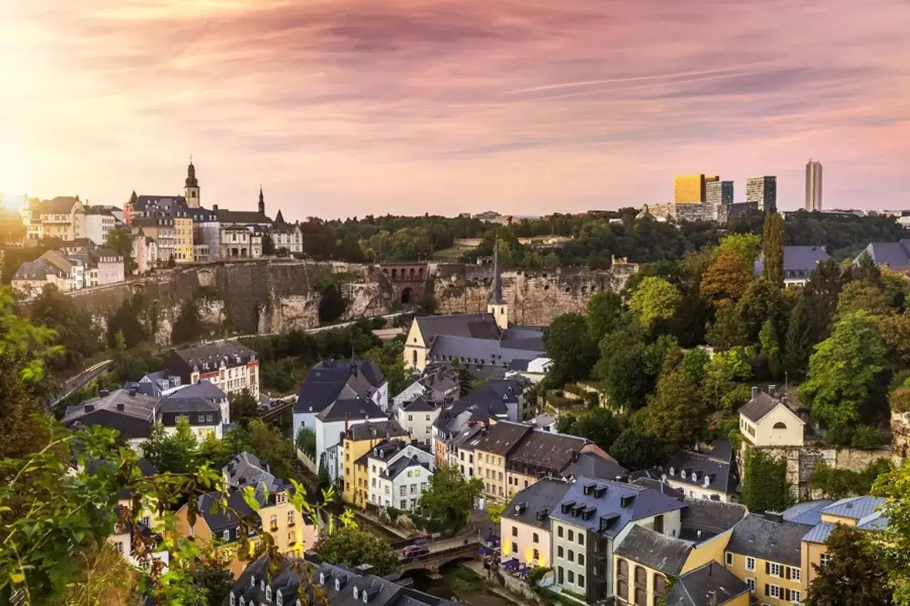 Blick auf die Altstadt Luxemburgs mit historischen Geb&auml;uden und modernen T&uuml;rmen. Hier kann man viel entdecken, von Festungsanlagen bis zu malerischen Gassen.