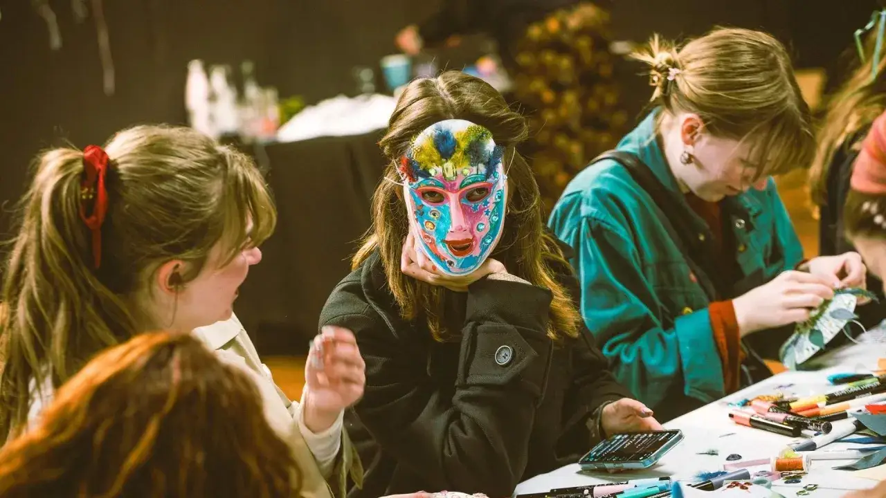 Bunte Masken und Bastelmaterialien auf einem Tisch, Teil des museumsnacht programm.