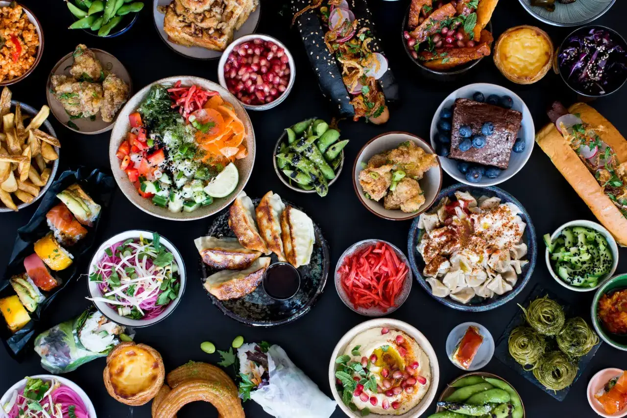 Vielfalt an Speisen: Sushi, Gyoza, Hummus, Brownies und mehr – ein Fest für die Sinne, wie auf dem street food festival duisburg.