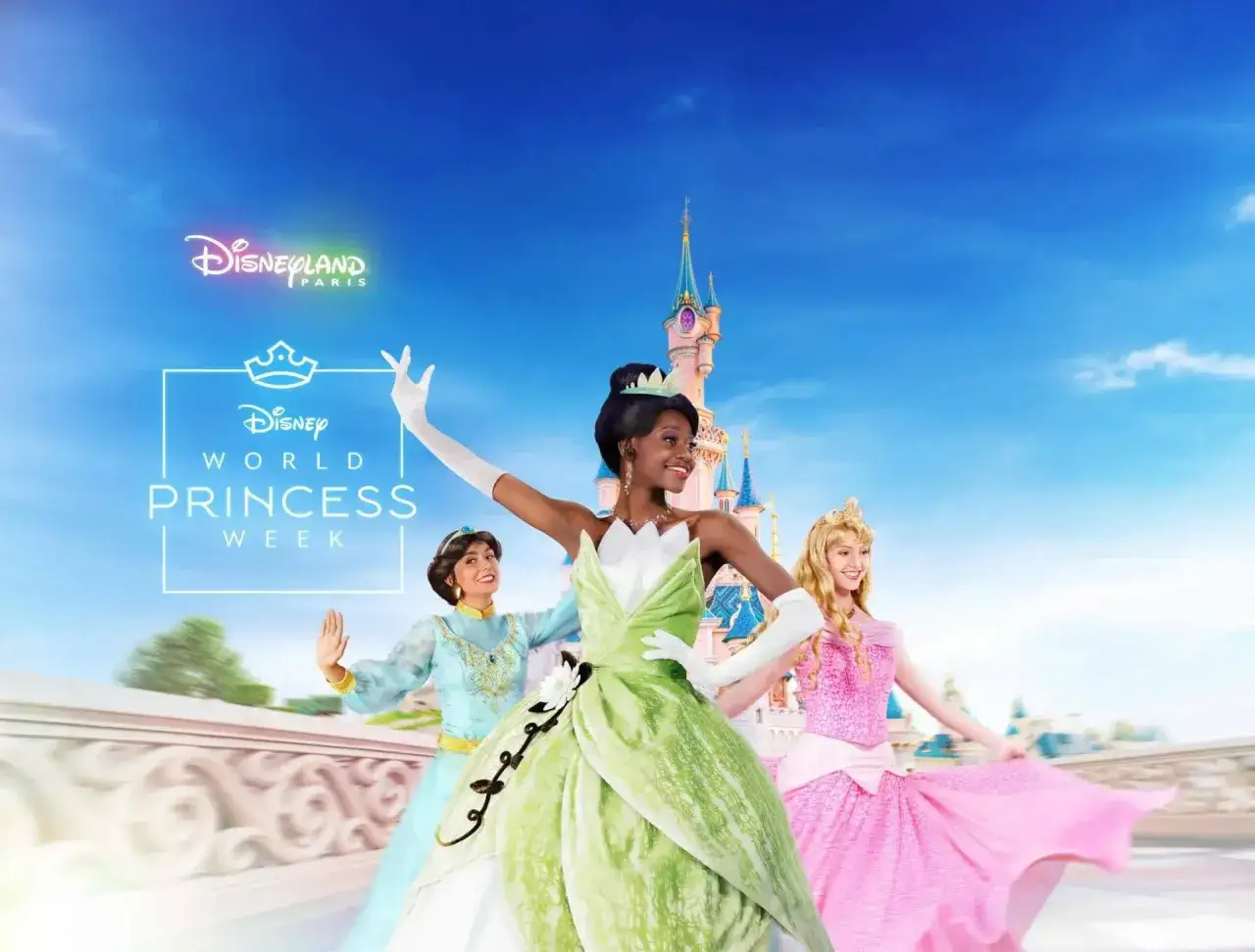 Drei Disney Prinzessinnen, Tiana, Aurora und Jasmine, tanzen vor dem Schloss in Disneyland Paris.