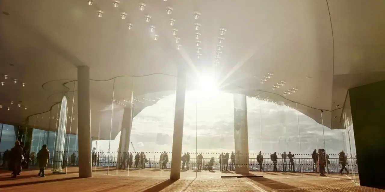 Sonnenlicht durchflutet die Plaza der Elbphilharmonie. Ein Muss, was man in Hamburg gesehen haben muss, mit Blick auf den Hafen.