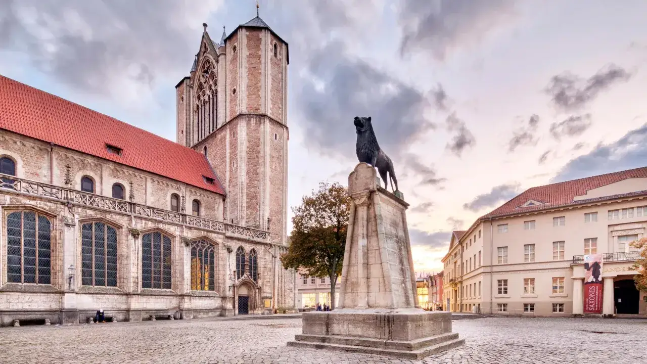 Der Braunschweiger Löwe vor dem Dom. Hier kann man in Braunschweig viel entdecken, von Geschichte bis Kultur.