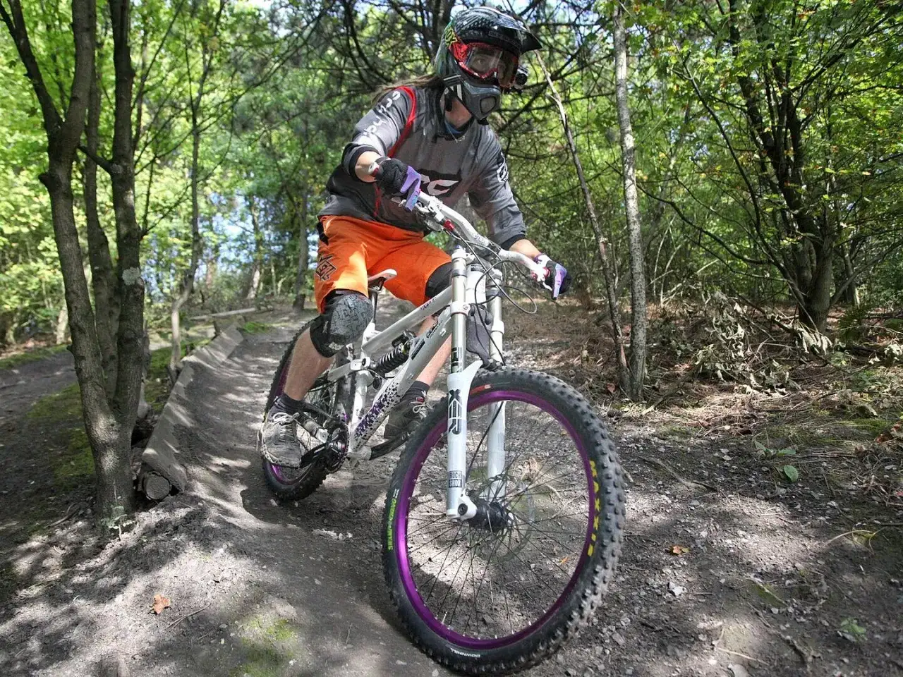 Downhill-Fahrer auf der halde Hoppenbruch, bereit für die nächste Abfahrt.