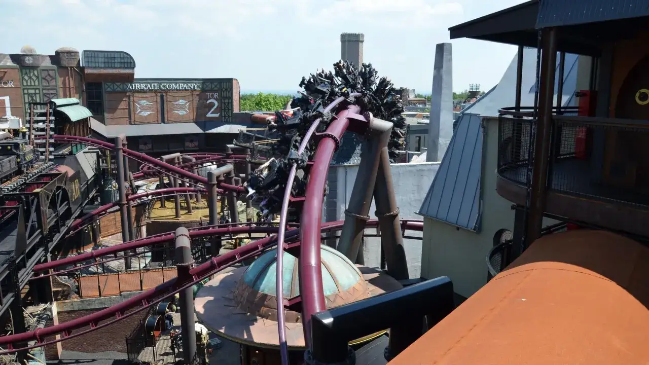 Achterbahnfahrt im Phantasialand: Geburtstagsfreude auf der Achterbahn, die über die Dächer saust.