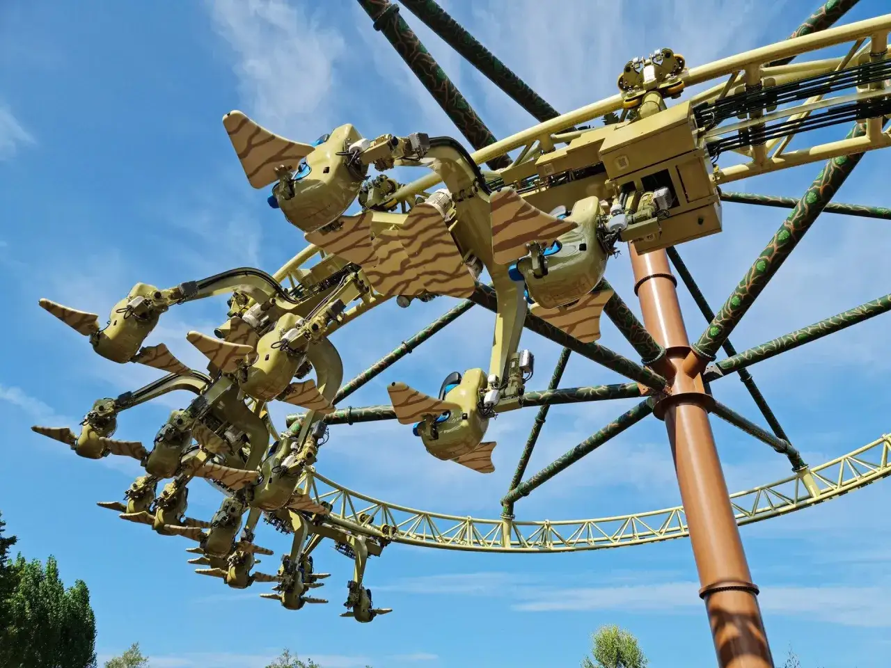 Flugzeuge mit Camouflage-Mustern drehen sich im Himmel. Ein neuer Freizeitpark in Deutschland bietet dieses aufregende Flugerlebnis.