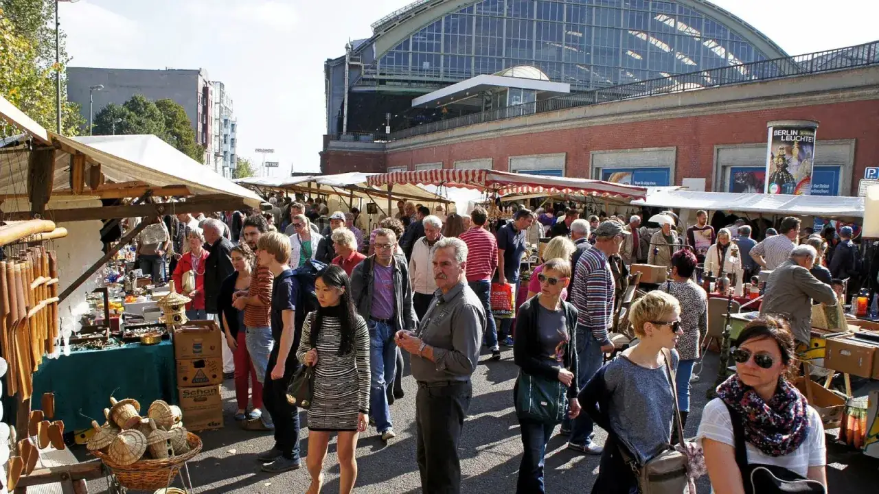 Menschenmassen auf einem belebten Flohmarkt am 1. Mai, mit vielen St&auml;nden, die Antiquit&auml;ten und Kuriosit&auml;ten anbieten.