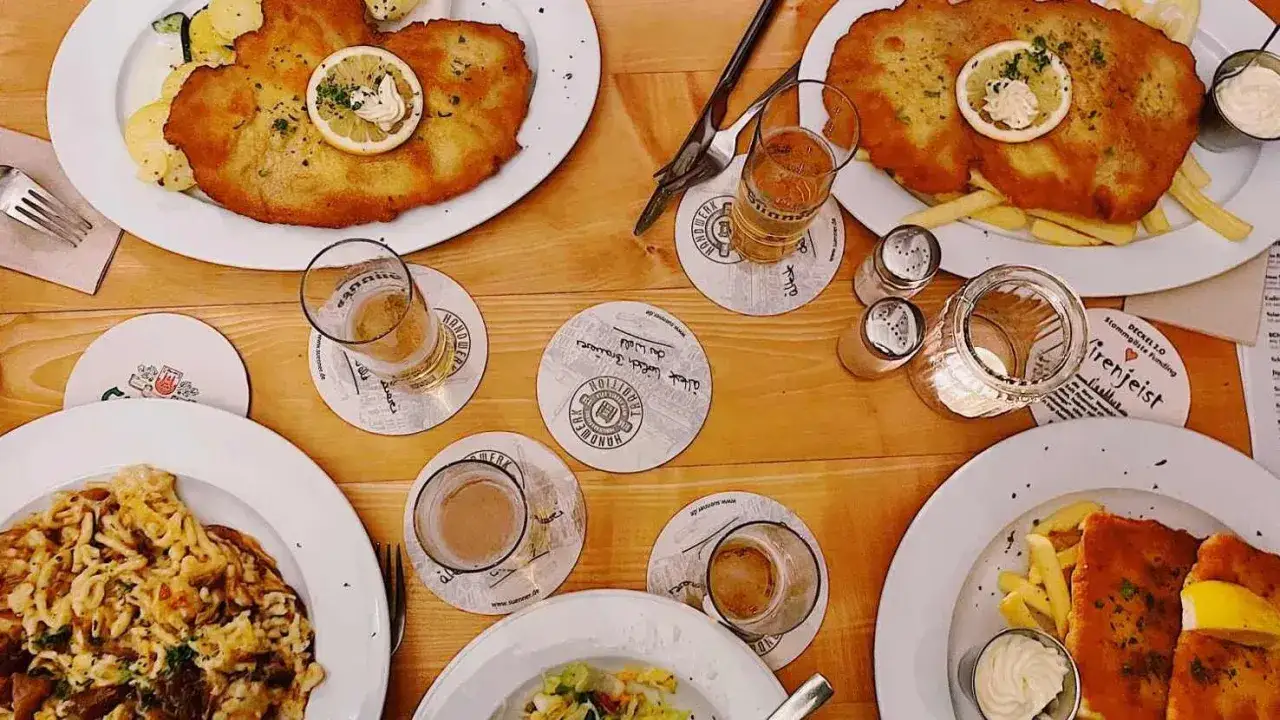 Schnitzel und Bier bei Oma Kleinmanns. Leckeres Essen und gute Gesellschaft.