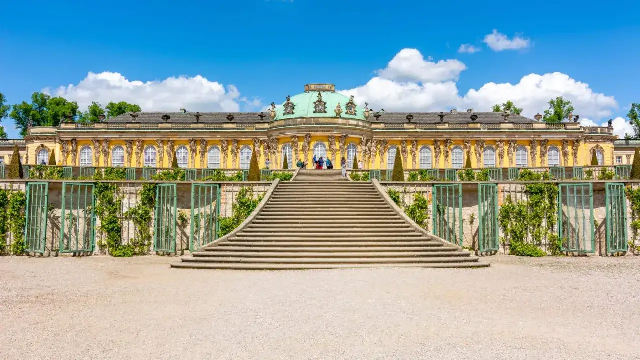 Das Schloss Sanssouci in Potsdam mit seiner beeindruckenden Freitreppe. Ein Muss, wenn man wissen will, was kann man in Potsdam machen.