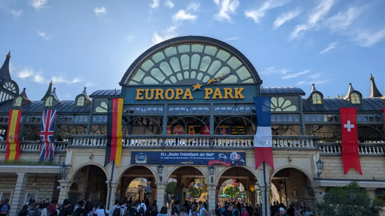 Europapark mitnehmen: Die beeindruckende Fassade des Europa-Parks mit Fahnen und dem Schriftzug