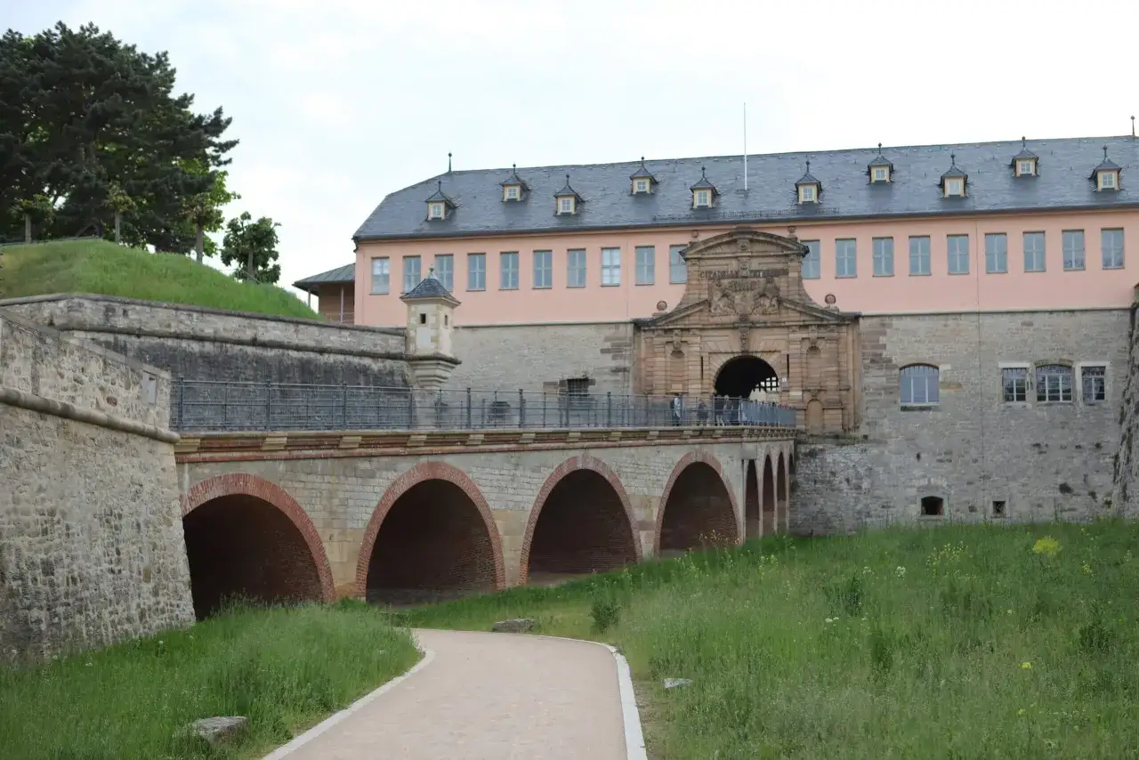 Eine Brücke führt zur Zitadelle Petersberg, einem historischen Ort, den man in Erfurt entdecken kann.