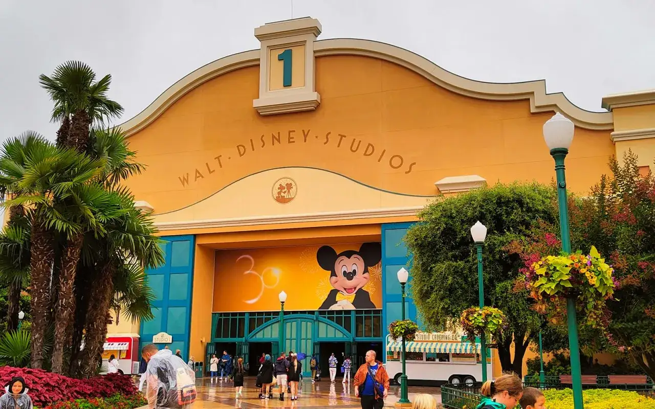 Eingang Walt Disney Studios Park. Hier kann man Disneyland Paris Tickets vor Ort kaufen. Mickey Mouse winkt fröhlich.