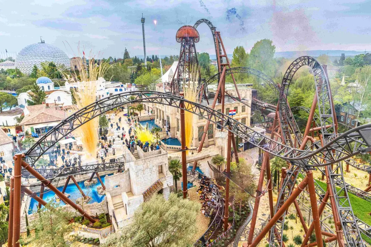 Voltron Nevera Achterbahn im Europa-Park mit Feuerwerk und Besuchern.