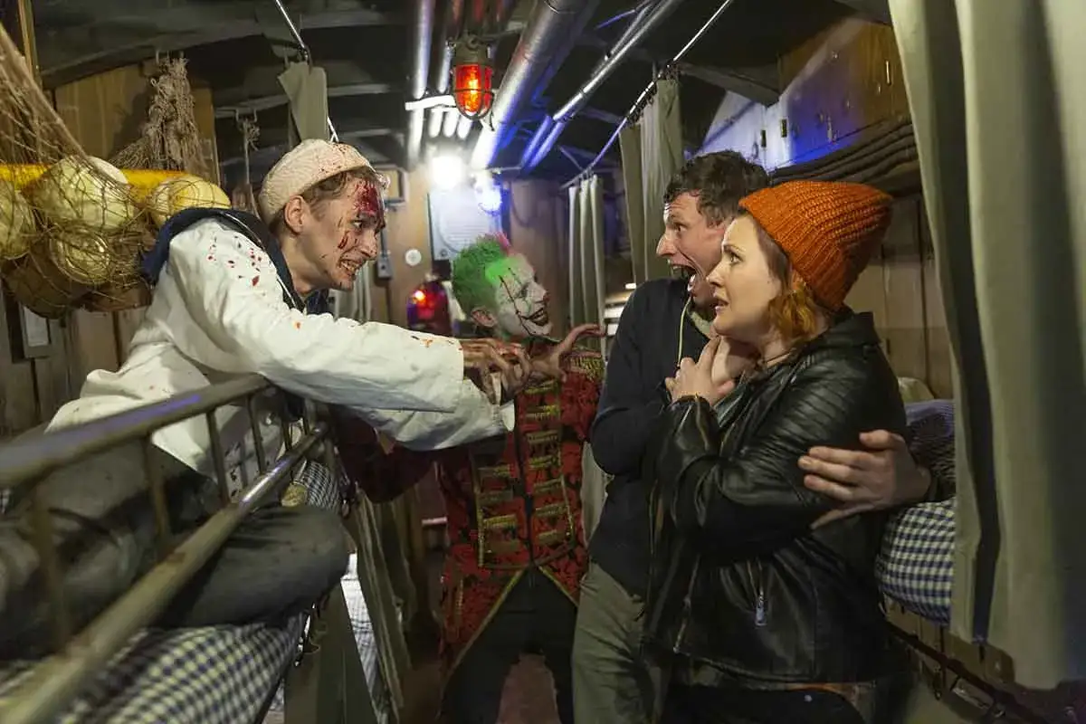 Schrecken auf der Bavaria Filmstadt Spooky Tour: Ein blutverschmierter Seemann erschreckt ein Paar.