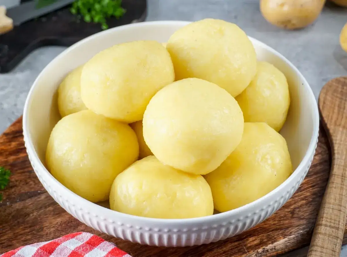 Sch&uuml;ssel voller goldgelber Kartoffelkl&ouml;&szlig;e, ein Genuss f&uuml;r jedes Kartoffel-Restaurant.
