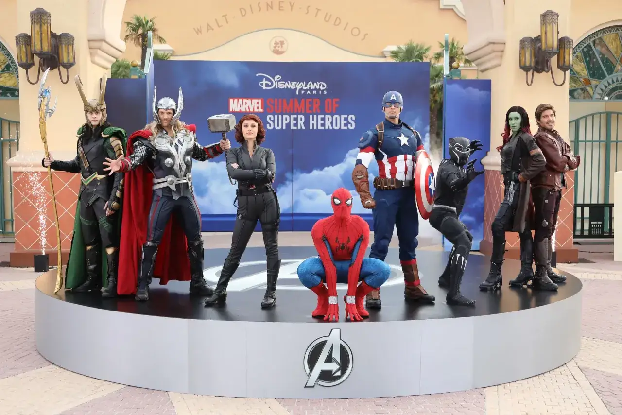 Marvel-Helden wie Loki, Thor, Black Widow, Captain America, Spider-Man, Black Panther, Gamora und Star-Lord posieren für ein Foto beim Disneyland Paris Marvel Summer of Super Heroes Event.