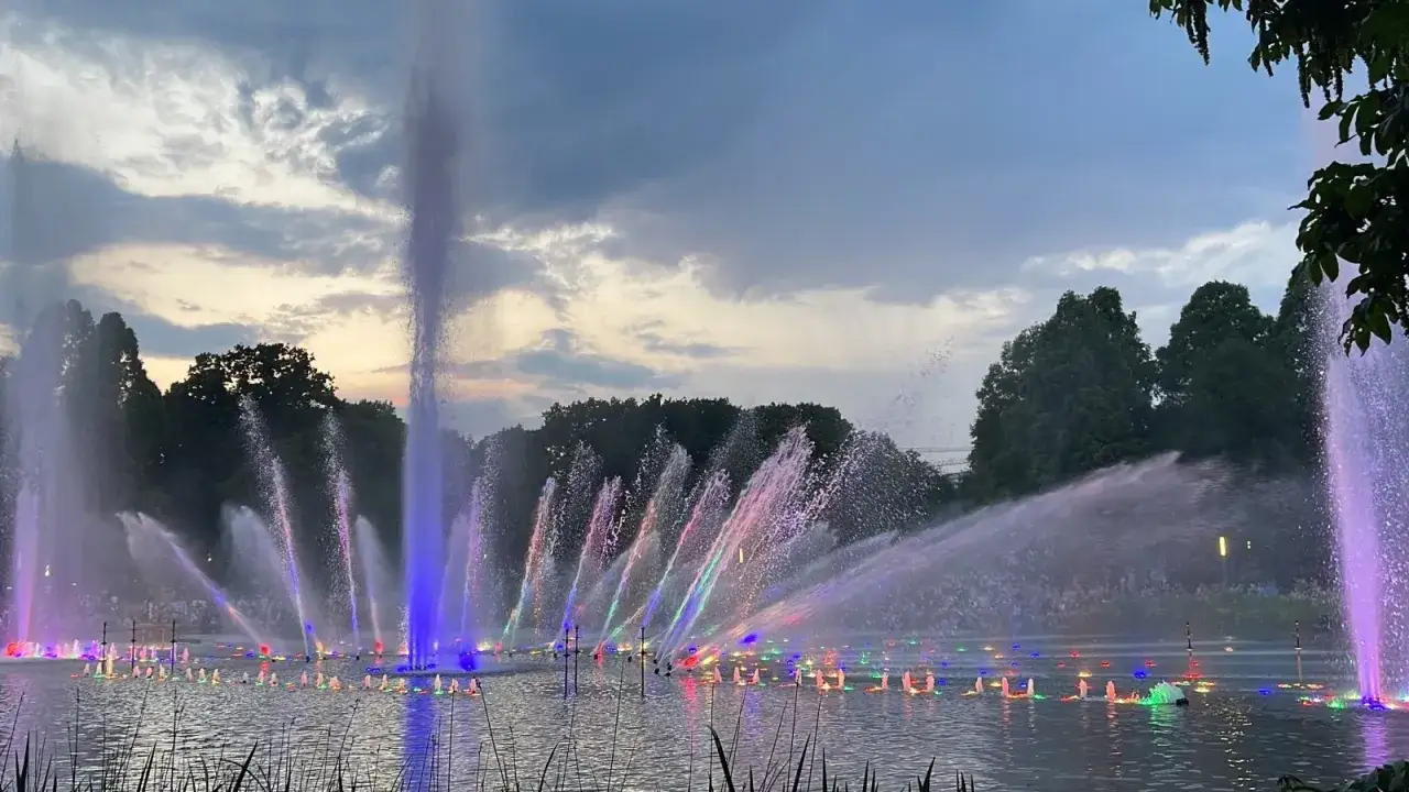 Spektakul&auml;re Wasserfont&auml;nen mit bunten Lichtern in Hamburg. Ein tolles Erlebnis, was man in Hamburg machen kann!