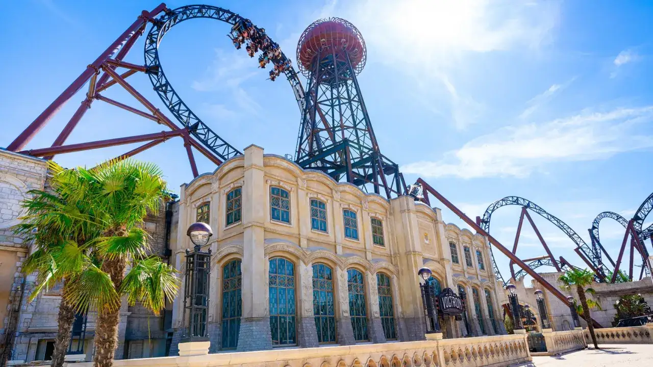Achtung, hier kommt die Achterbahn! Ein aufregender Tag im Europa-Park, Kroatien, mit Palmen und Sonnenschein.