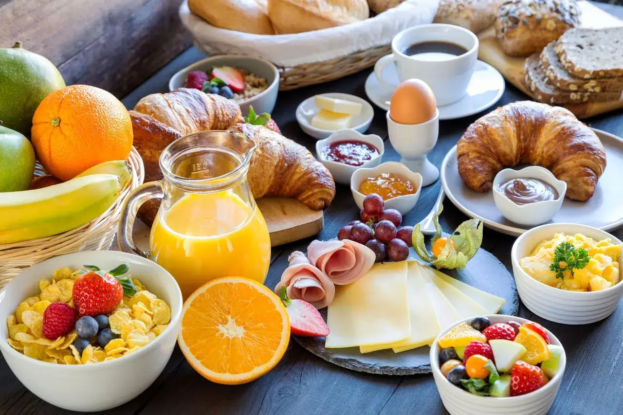 Ein köstlicher Wilma Wunder Brunch mit frischem Obst, Croissants, Saft und Kaffee.