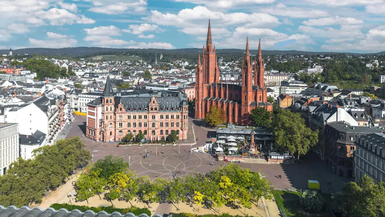 Blick &uuml;ber Wiesbaden mit dem Rathaus und der Marktkirche. Perfekt f&uuml;r Wiesbaden Unternehmungen bei Sonnenschein.