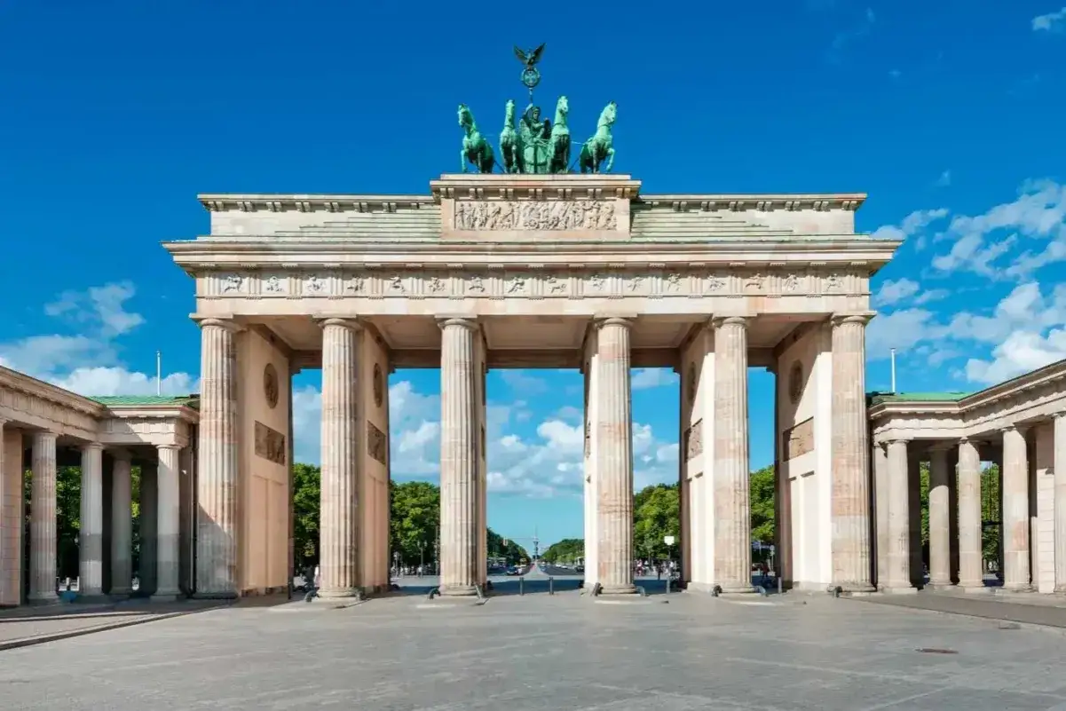 Das Brandenburger Tor, ein Wahrzeichen Berlins, lädt dazu ein, zu erkunden, was man in Berlin machen kann. Ein Muss für jeden Besucher!