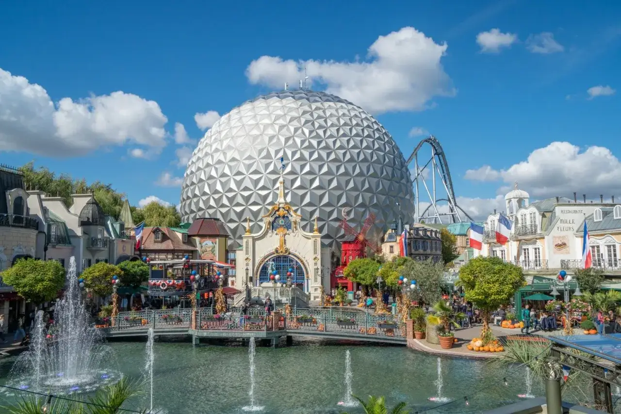 Europapark mit seiner Kuppel und Achterbahn, viele Besucher an einem sonnigen Tag. Ein Europapark Besucher pro Tag Rekord ist möglich.