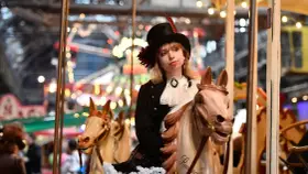 Junge Frau im Steampunk-Outfit auf einem Pferd eines historischen Jahrmarkts in der Jahrhunderthalle.