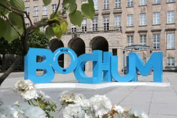 Große blaue Buchstaben formen "BOCHUM" vor einem Gebäude. Hier gibt es viele kostenlose Veranstaltungen in Bochum zu entdecken!