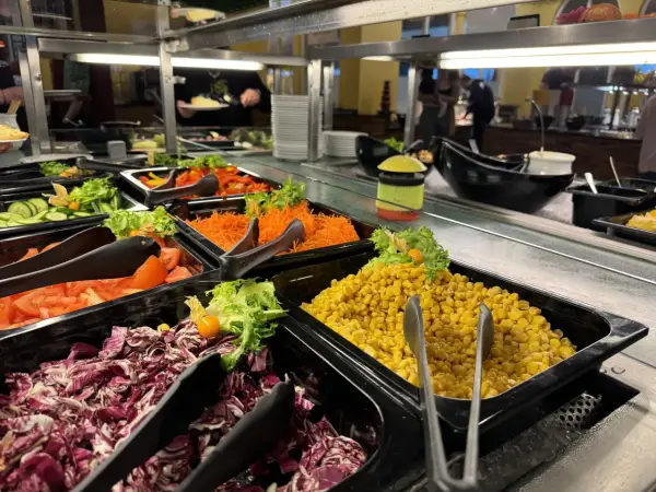 Vielfalt am Center Parcs Buffet: Salat, Mais & mehr. Informiere dich über die Center Parcs Buffet Preise für deinen nächsten Urlaub.
