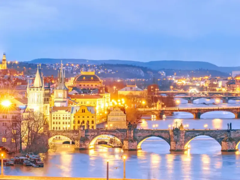 Prag bei Nacht: beleuchtete Brücken, Türme und die Moldau. Ein perfekter Ort, um zu entdecken, was man in Prag machen kann.