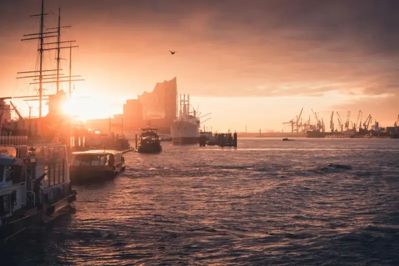 Sonnenuntergang im Hamburger Hafen. Schiffe, Kräne und die Elbphilharmonie – so viel kann man in Hamburg machen!