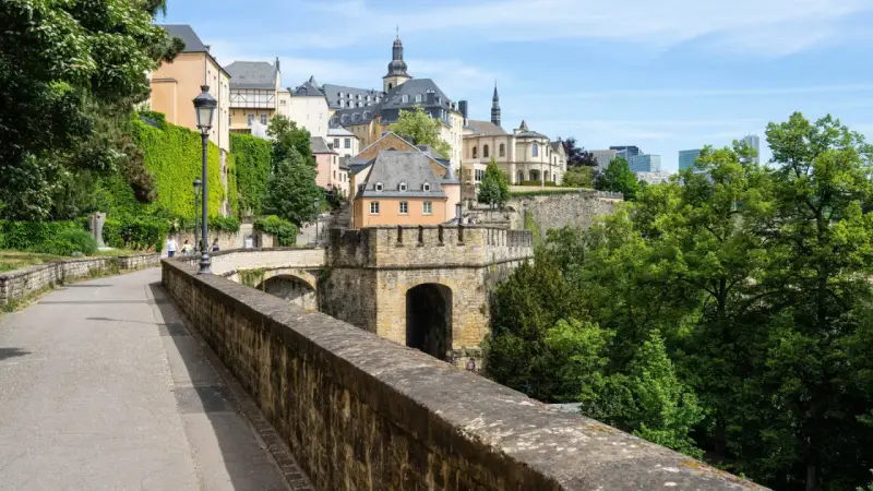 Spaziergang auf dem Chemin de la Corniche in Luxemburg. Hier kann man die Altstadt, Festungsanlagen und moderne Gebäude bestaunen.
